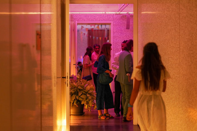 Foto in den Durchgang zwischen den beiden Studios, es ist festlich Dekoriert und die Leute haben Spaß.