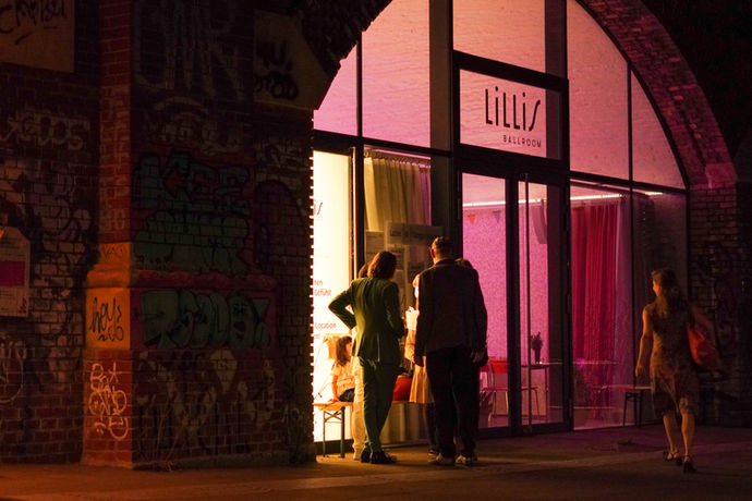 Zwei Leute stehen vor Lillis Ballroom und unterhalten sich.