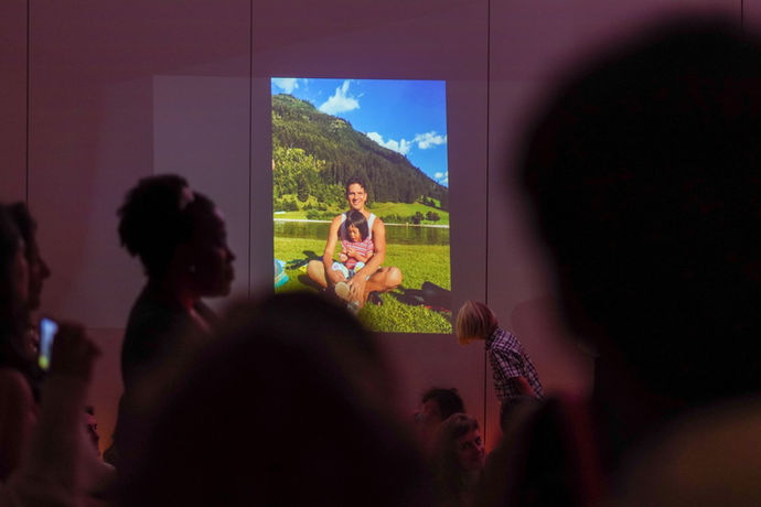 Dia Show in Lillis Stadtbahnbögen, einige Gäste sieht man verschwommen im Vordergrund.