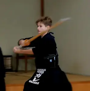 Cours de Kendo pour jeunes au Dojo Shodokan, Sables d'Olonne, avec essai gratuit. Apprentissage des arts martiaux, discipline et concentration pour adolescents. Activité physique et sportive en Vendée.