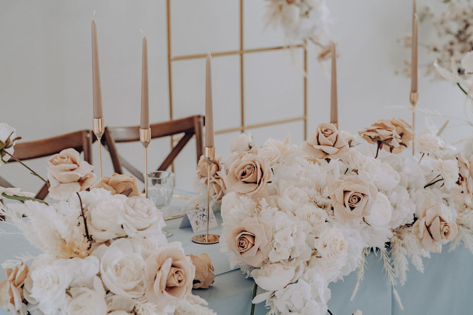 wypożyczalnia dekoracji, pakiet dekoracji GARDEN GLAM, dekoracje ze sztucznych kwiatów. wypożyczalnia dekoracji Lublin, szklane podtalerze