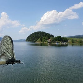 Dunkle Wolken und komische Flugobjekte
