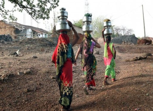Medo de estupro faz mulheres deixarem de beber água em meio a calor extremo na Índia