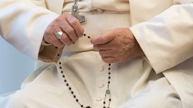 El Papa Francisco nos invita a rezar el rosario
