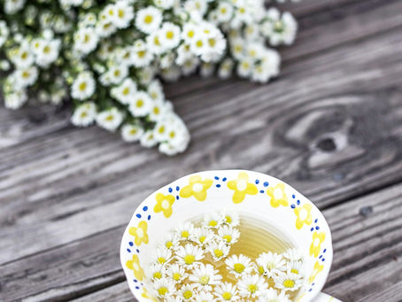 Autocuidado com Elementos Naturais: Benefícios de Flores, Chás e Cristais