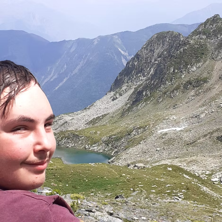 Vlad sur Col de la Balmette regardant le lac de Balmette.