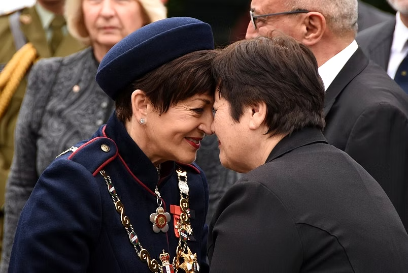 Lors de sa cérémonie d'investiture, la gouverneure générale, Dame Patsy Reddy, échange un Hongi avec le kuia, Hiria Hape.