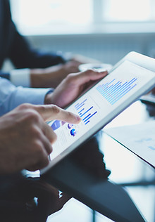 close-up-businessman-with-digital-tablet