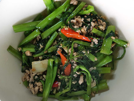 Liseron d'eau sauté au porc haché ผัดผักบุ้งไฟแดง
