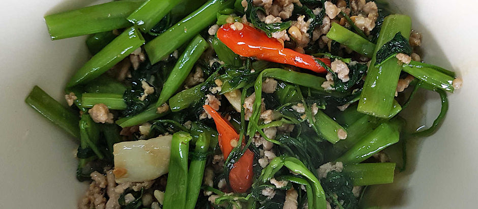 Liseron d'eau sauté au porc haché ผัดผักบุ้งไฟแดง
