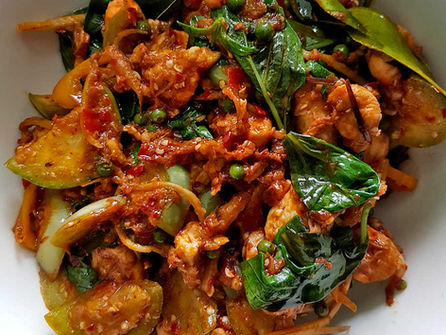 Sauté épicé au poulet ไก่ผัดเผ็ด
