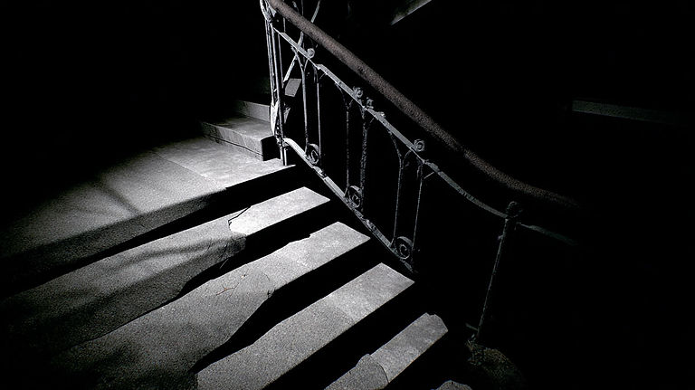 Dimly_lit_staircase_with_missing_handrail_danger_apis-law.jpg