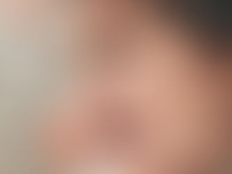 Enfant exprimant une forte émotion. Article sur les comportements des jeunes enfants qui tapent, mordent ou pincent.