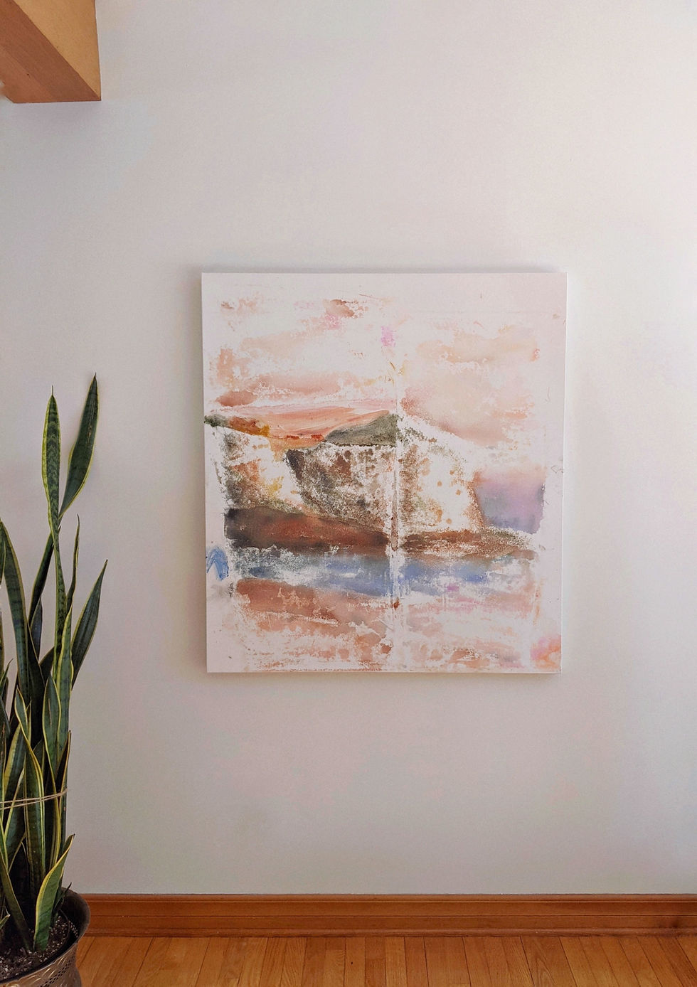 Oeuvre abstraite sur toile dans son décor. 