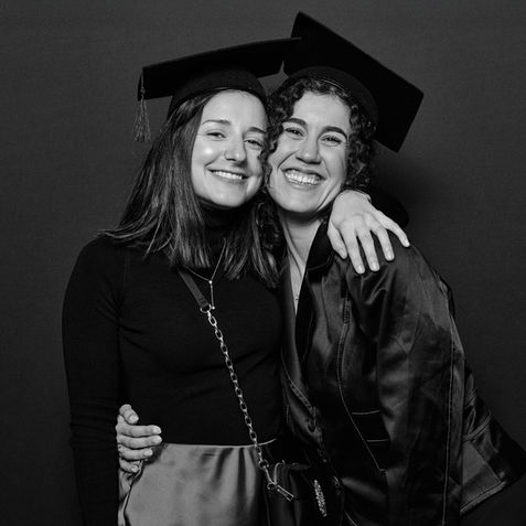 Portrait noir et blanc de diplômées lors d'une cérémonie de remise de diplômes école d’ingénieurs