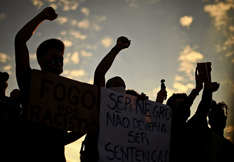 sombra de jovens negros protestando contra o racismo em marcha