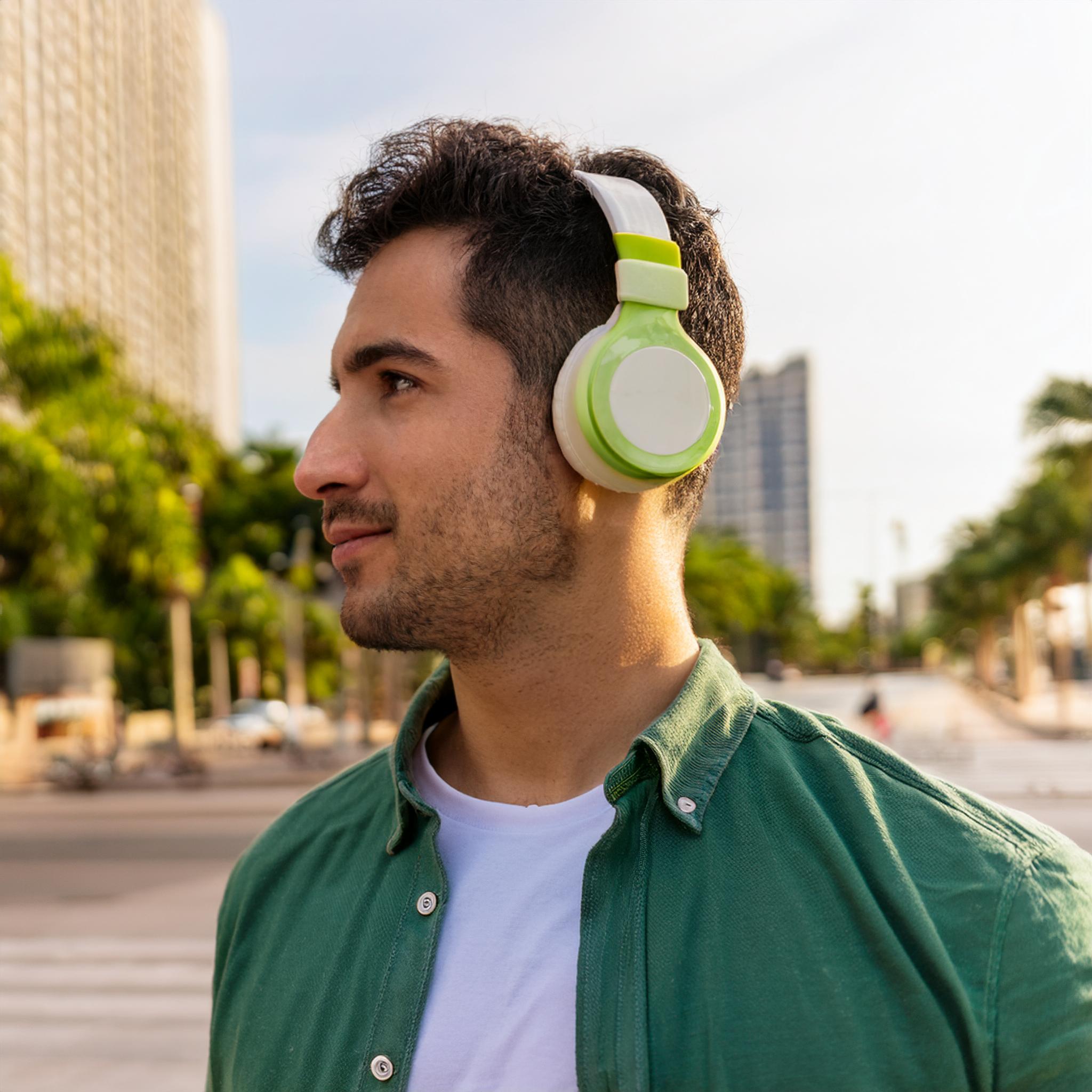 Firefly foto de um homem com características de brasileiro, com fone no ouvido caminhando 