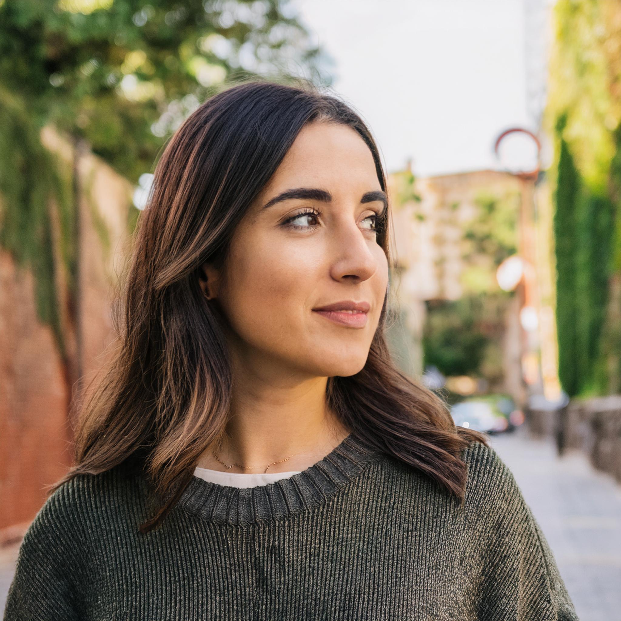 Firefly foto de uma mulher brasileira olhando para o lado enquanto caminha pela rua 30494.