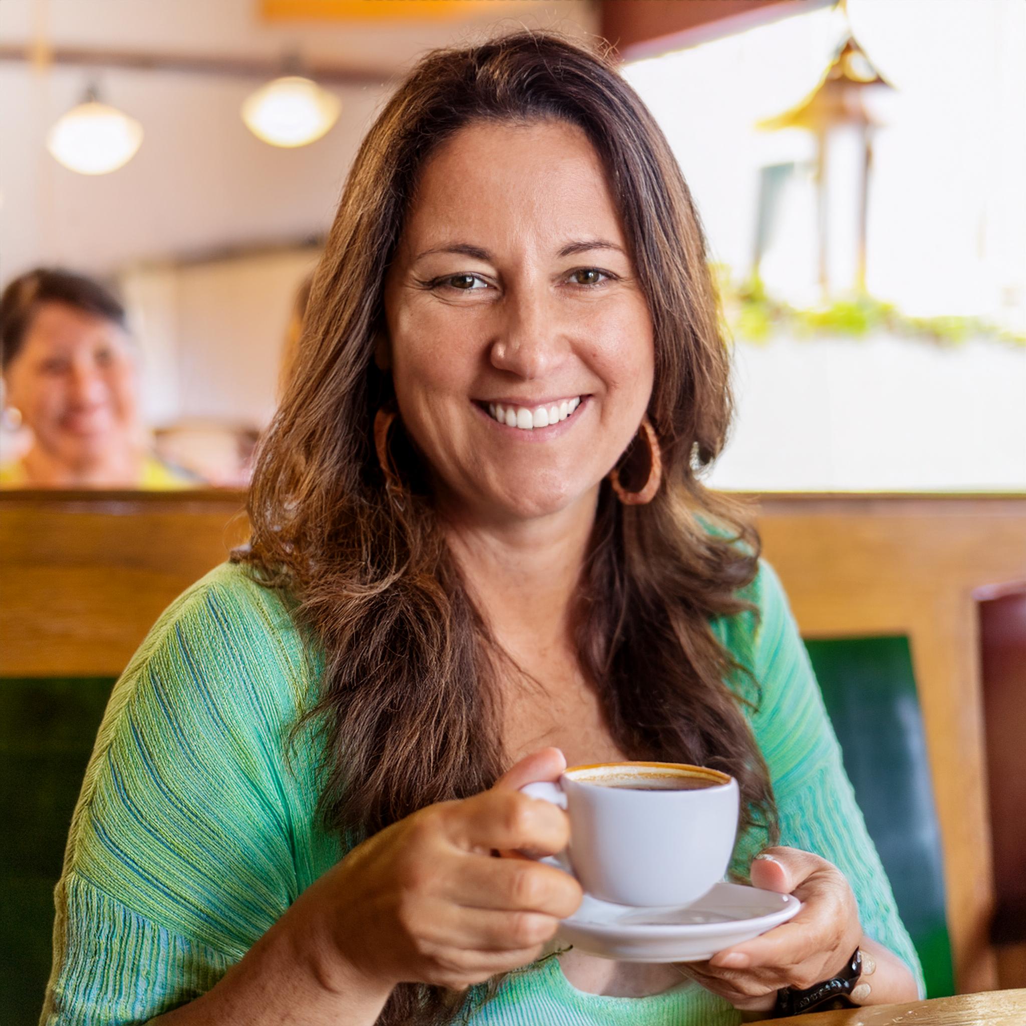 Firefly foto de uma mulher com características de brasileira, sentada em um restaurante, s