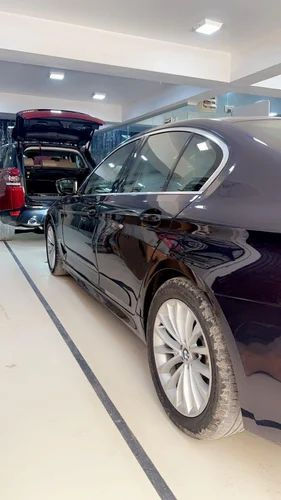 Side view of a BMW 5 Series G30 in a workshop