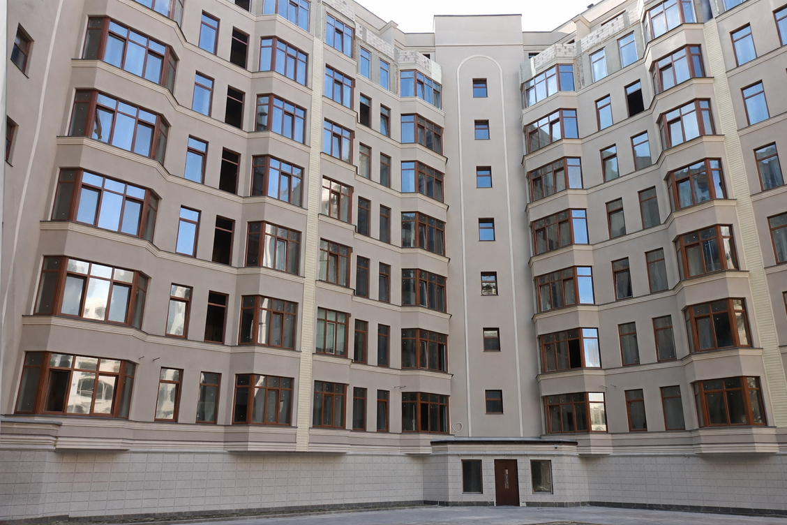 Сучасний багатоквартирний будинок в Одесі з енергоефективними ПВХ вікнами, виконано часткове скління "Вікна від Інженерів" FROMENGINEERS (Містбуд)