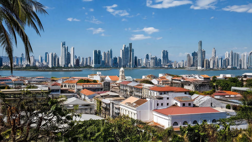 Vue panoramique de Panama City sous un ciel lumineux en mars, entre gratte-ciel modernes et végétation tropicale.
