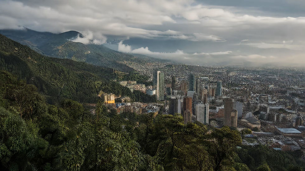Vue panoramique de Bogotá et des montagnes andines sous un ciel nuageux et frais.