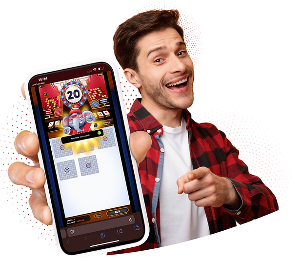 Homem mostrando a interface móvel do Bingo Pocket.