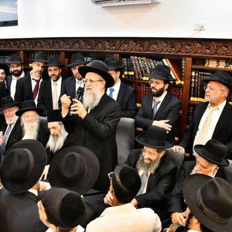 במעמד הקבלת פני רבו | הראש"ל על הגר"מ לוי: "אבידה גדולה הפסיד הדור. גאון אמיתי בתורה, שקדן מופלא מכל הבחינות"