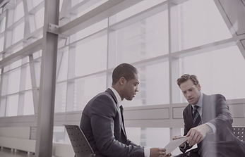 Pessoas fechando negocios