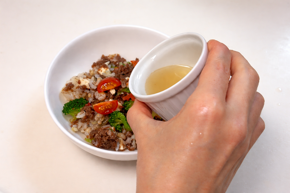 フレッシュフードを食べるダックスフント