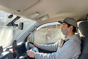 車を運転して配達する男性スタッフ