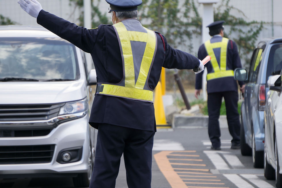 警備員2人の後ろ姿