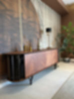 Mobile in legno con dettagli decorativi, lampada e vasi. Arredamenti De Martino