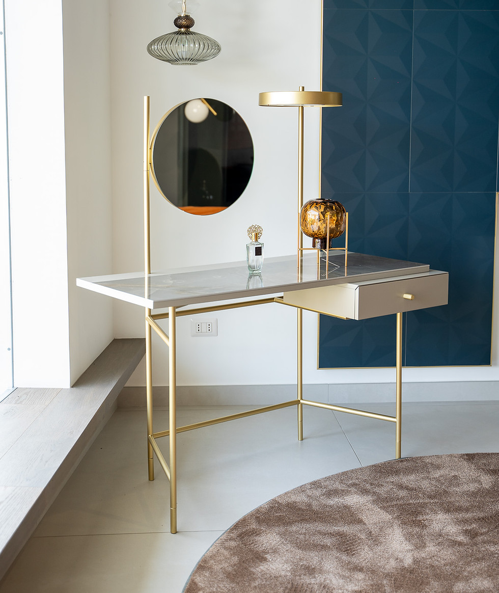 Scrivania di design con lampade e elementi decorativi; arredamento moderno. Arredamenti De Martino