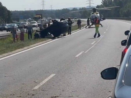 Samochód dachował na autostradzie. Kierowca przetransportowany do szpitala śmigłowcem LPR