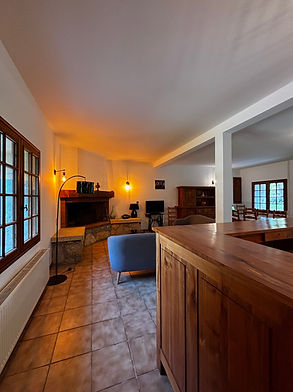 Salon et salle à manger du Gîte Saint Paul avec espace repas convivial
