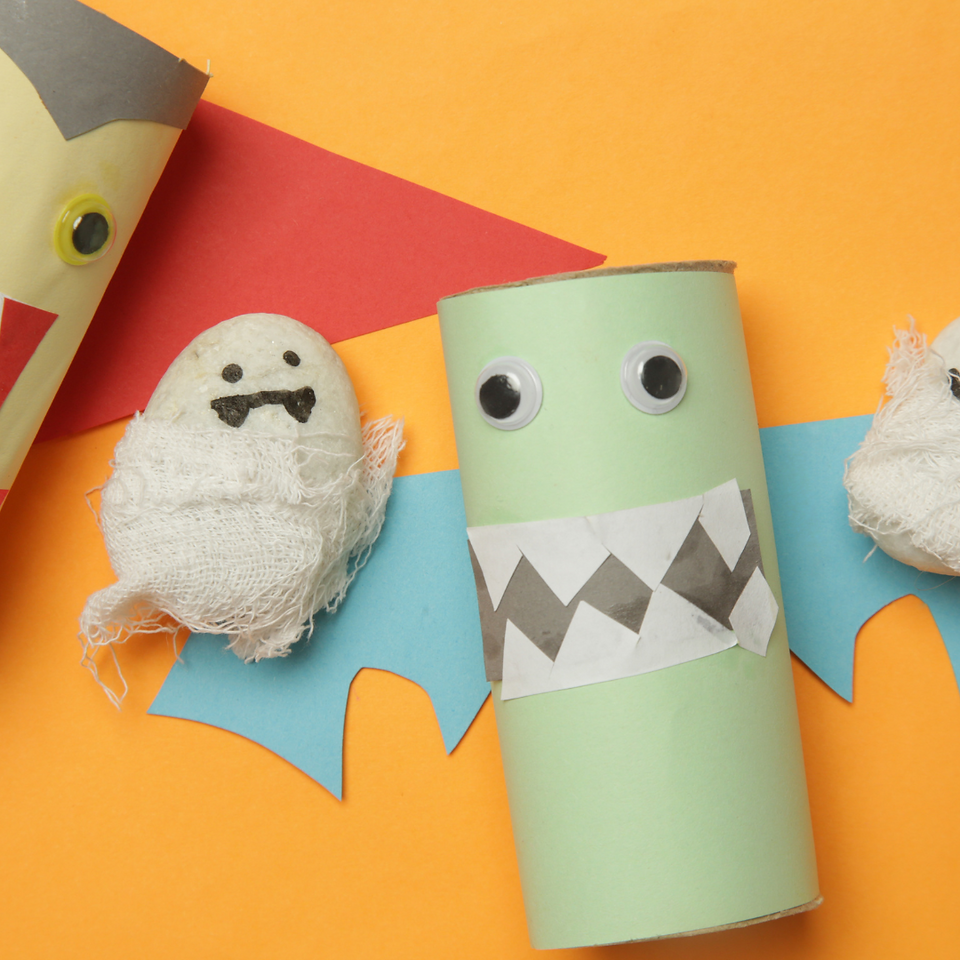 Un monstre DIY fait avec un rouleau de papier toilette