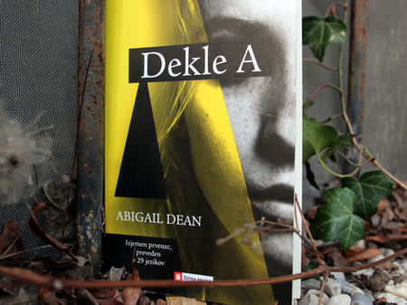 Recenzija: Dekle A
