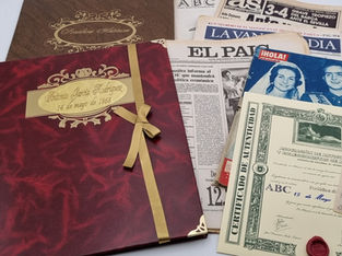 Periódicos antiguos y revistas para regalo en una elegante carpeta presentación