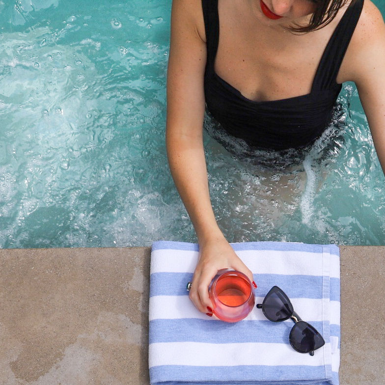 girl in hot tub with drnk