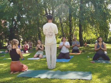 Gli 8 Limbi dello Yoga - Portare lo Yoga Fuori dal Tappetino