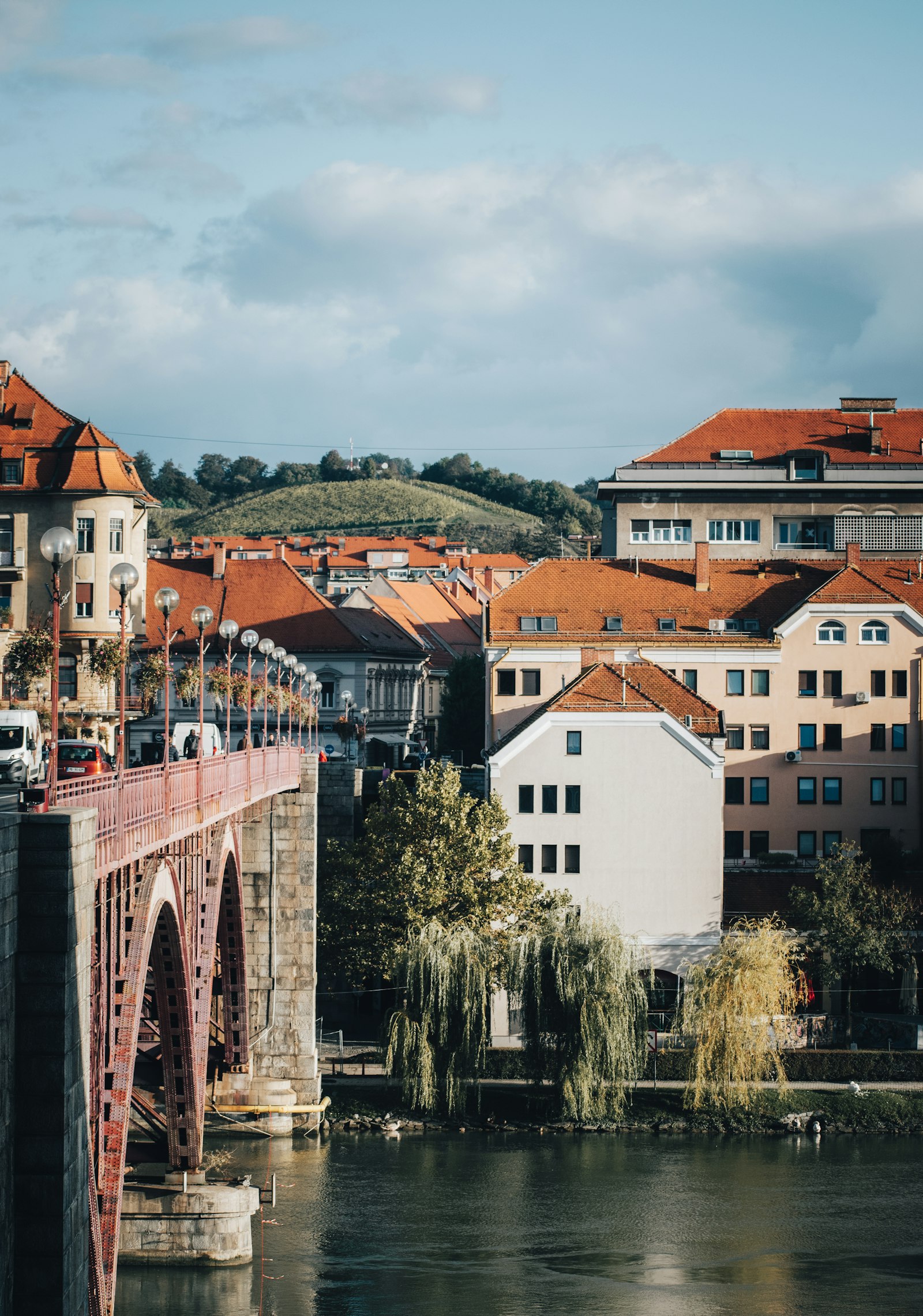 Pogled na Maribor ob reki Dravi