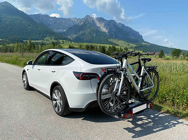 Tesla Model Y Fahrzeug mit montiertem Fahrradträger