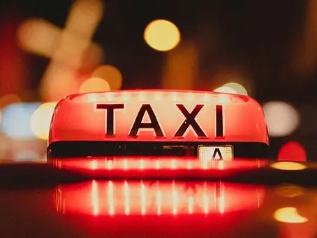 Taxischild in urbanem Setting