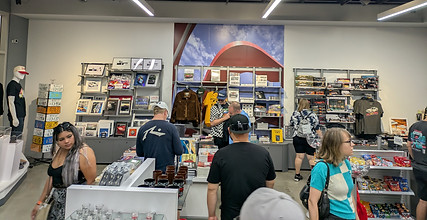Petersen-Automotive-Museum-Gift-Shop-Vocho-Unidos2.jpg