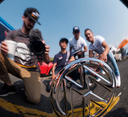 RGVA7342e.jpg - Rodrigo Gaya y club Kollegen Wagen. - Vochos, gente, y cultura vochero durante evento de Xochivolks 2019 en el estadio azteca CDMX. Foto por Rodrigo Gaya Villar/VochosUnidos.MX