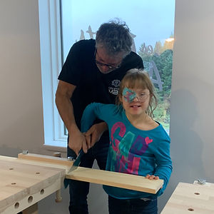 Enfant avec trisomie qui bricole
