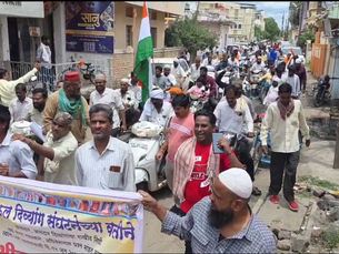 माजी मुख्यमंत्री अशोक चव्हाणांच्या घरावर दिव्यांगाचा मोर्चा नांदेडमध्ये हजारो दिव्यांगांचे भिक मांगो