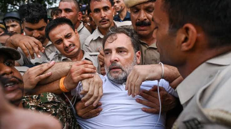 नीट पेपरफुटीवरुन विरोधीपक्ष आक्रमक; राहुल गांधीचा प्रधानमंत्री निवासस्थानासमोर तीन तास ठिय्या , पोलिसांकडून धरपकड